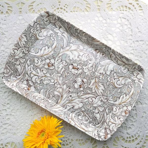 約23.6×15.cm　深さ約2.2ｃｍメラミンイギリスデザイン中国製電子レンジ不可ウイリアムモリスのバチェラーズボタン柄のミニトレイです。シックなブラウン系のカラーです。一人分のカップと小さなお皿を載せるのにちょうどいい大きさになります。...