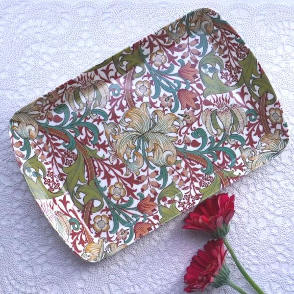 約23.5×15.5cm　深さ約2.2ｃｍメラミンイギリスデザイン中国製ウィリアムモリスのおしゃれなミニトレイです。一人分のカップと小さなお皿を載せるのにちょうどいい大きさです。メラミンなので軽くて扱いやすく、さっと洗えるのも便利です。おも...