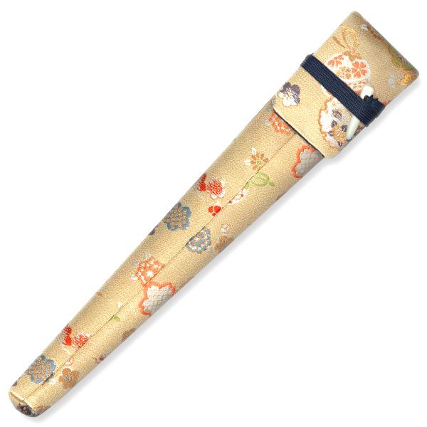 舞扇子用の雅な金襴の扇子袋です。こちらは舞扇子や、約30cmまでのお扇子を一本収納できる扇子袋です。折り返しの蓋部分には紐が付いており、先端にある爪で留めていただく仕様となっております。柄の配置等は生地の取り合わせにより、個体によって異なり...