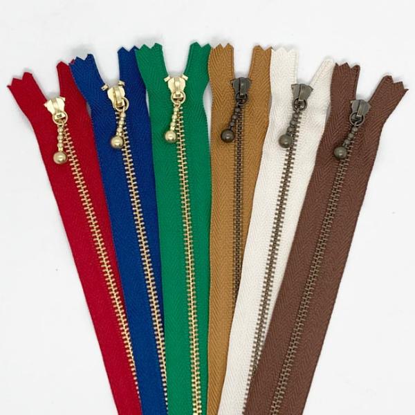 ＼＼ 在庫がある場合は０〜１営業日で出荷します／／＼＼お急ぎの方は日付指定をしない方が早く届きます！／／【商品名】玉付きファスナー（ポーチ用）　40cm長さは40ｃｍです。上止めから下止めまでの長さです。金属色：アンティークゴールド　または...