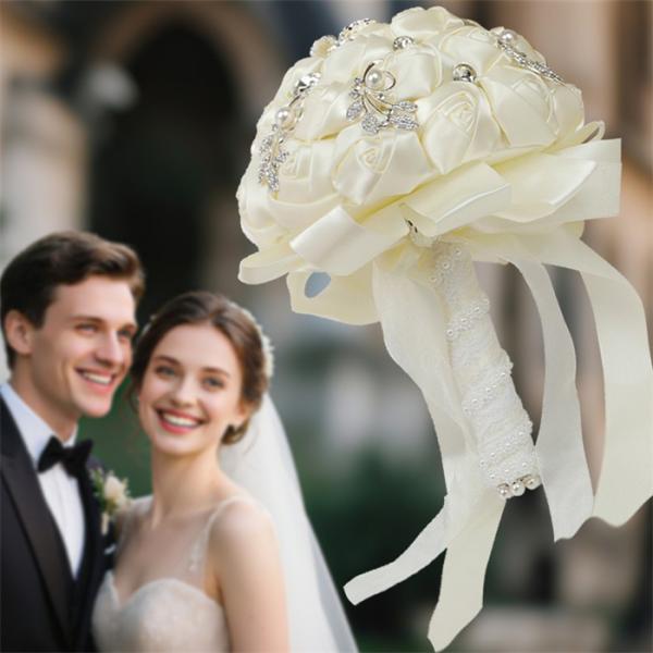 [ セット内容 ]ブーケ*1「記載のないアクセサリー、小物等は付属しません」[ カラー ]ホワイト/ゴールド[ 素材 ]使用花材 アーティシャルフラワー（高級造花）※プリザーブドフラワーではございません。[ サイズ ](cm)フリーサイズ：...