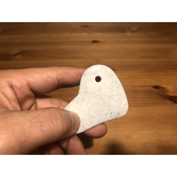 肌を撫でるだけでホルミシス効果！リフトアップ、関節痛、筋肉炎症にお勧めです。薄いハンカチ等をひいて滑らせるように撫でてみてください。