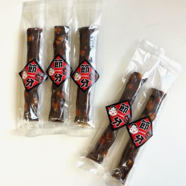 旧暦の正月にあたる節分に欠かせないのが豆まきと鬼。その両方をイメージし鬼が片手に持つ金棒をイメージして黒飴に大豆をふんだんに練りこみ炊き上げた逸品です。節分ノベルティーや粗品としてもご利用下さい。