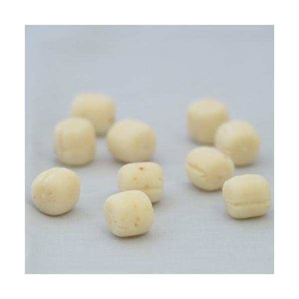 酒粕をそのまま飴の生地の中に練り込み甘酒の香り・味わいを手軽に味わっていただけます。迎春用や桃の節句（ひな祭り）用の飴菓子としては勿論のこと、イベントや行催事にもお手軽に味わっていただけます。※飴は一粒一粒個包装しています。【原材料名】グラ...