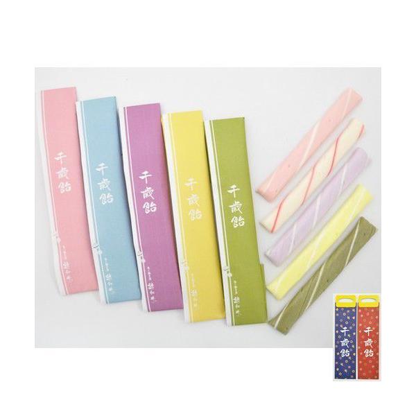 飴は、赤は「苺ミルク味」、白は「ミルク味」、紫は「グレープ味」、黄は「レモン味」、緑は「抹茶味」の全5色。のし袋、千鳥柄の手提袋付きの千歳飴セットです。心に残る七五三に。