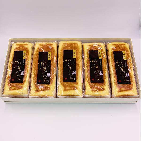 当店人気No.1上品な甘さとどこか懐かしい味わいの「かめやの定番カステーラ」です。当店で製造しているカステラは、寛政年間に岩村藩の御殿医が医学を学ぶため、長崎滞在中にオランダ人からその製法を教わり、岩村に帰国後に町民に伝授したものと伝えられ...