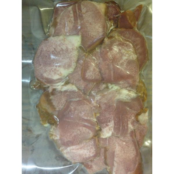 豚タン（舌）を燻製にして、スライスにしました。名称　豚タン燻製　（加熱食肉製品・加熱後包装原材料名　豚肉　食塩　リン酸塩（Na）　調味料（アミノ酸等）　香辛料　増粘多糖類内容量　130グラム賞味期限　製造日より冷蔵20日保存方法　5℃以下で保存
