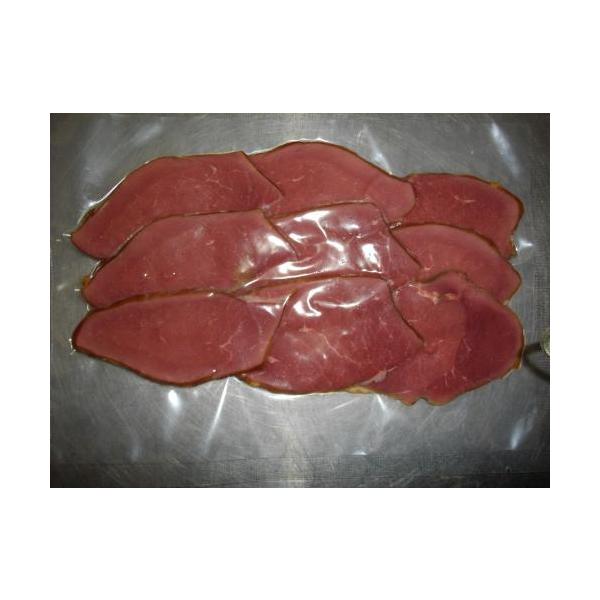 広島県産　天然鹿肉燻製をスライスしました。片面炙る程度でおいしく食べれます。サラダまぜこみ、おつまみ　などに。名称 鹿肉燻製スライス　（加熱食肉製品・加熱後包装）原材料名 鹿肉　食塩　リン酸塩（Na）　調味料（アミノ酸等）　香辛料　増粘多糖...