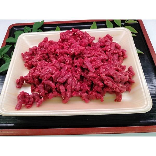 天然鹿肉ミンチ　小分け２５０ｇ×４　（１ｋｇ）　広島県産鹿肉はスジが多い肉質です。ほぼ赤身ですが白くみえる所はスジの色でございます通常：中挽きです内容：２５０ｇ×４商品：冷凍品（真空包装）ご希望ありましたら細挽き〜粗挽きにもできます（添え書...