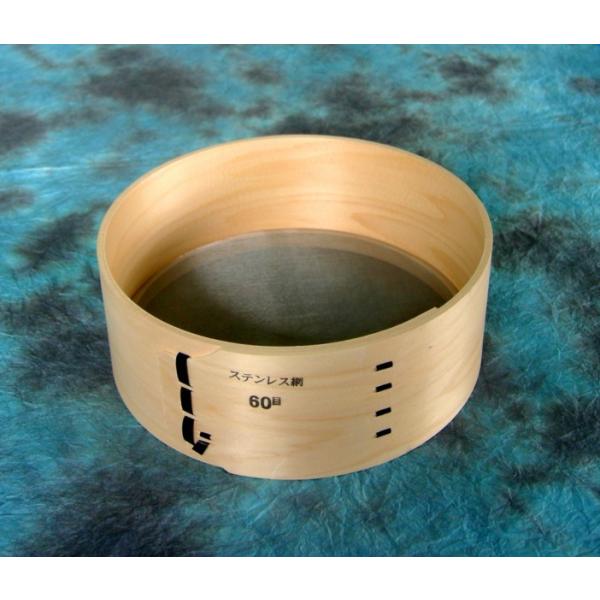 【材質】 枠：檜網：ステンレス 60目【サイズ】 直径：φ205mm高さ：75mm 重量：約125g【特徴】・美しい檜材を使用した日本製のふるいです。・錆に強く、穴が開きにくい丈夫なステンレス網 です。