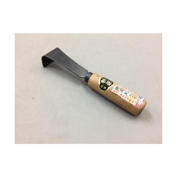 ・刃幅：約50mm・全長：約200mm・カキ、ナシ、ブトウ、リンゴなどに付きやすい害虫駆除用刃物。・害虫が樹皮での越冬を防ぐための樹皮を削り取る作業にお使いいただけます。・皮を剥くと虫や病原菌の入る隙間をなくすことになるので病気の予防にもな...