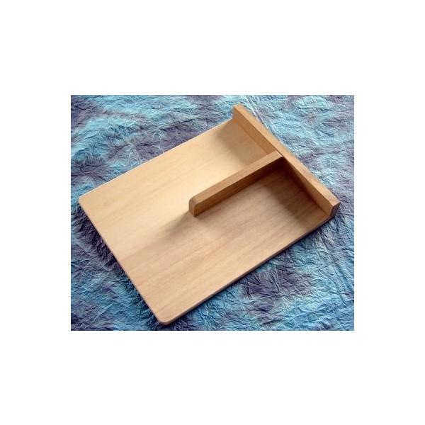 【材質】・本体：桐・枕部：桂【サイズ】・全長：303mm・横幅：240mm・高さ：36mm【特徴】・軽量で水に強く反りにくい桐製のこま板です。・刃の当たる枕部には、硬い桂材を使用。・刃渡り300〜330mmの蕎麦庖丁に適します。