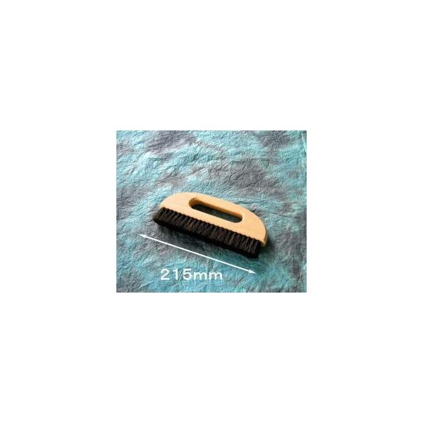 【仕様】毛：馬尾毛【サイズ】 全長：215mm高さ：90mm厚み：25mm 重量：約170g毛の長さ：30mm【特徴】・硬くコシの有る馬の尻尾の毛のみを使用した、蕎麦打ち用の刷毛です。・粉が舞い上がりにくく、素早く集めることができます。