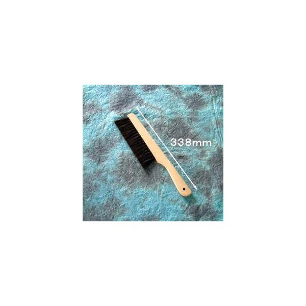 【仕様】毛：馬尾毛【サイズ】 全長：338mm高さ：80mm厚み：15mm 重量：約120g【特徴】・硬くコシの有る馬の尻尾の毛のみを使用した、蕎麦打ち用の刷毛です。・粉が舞い上がりにくく、素早く集めることができます。