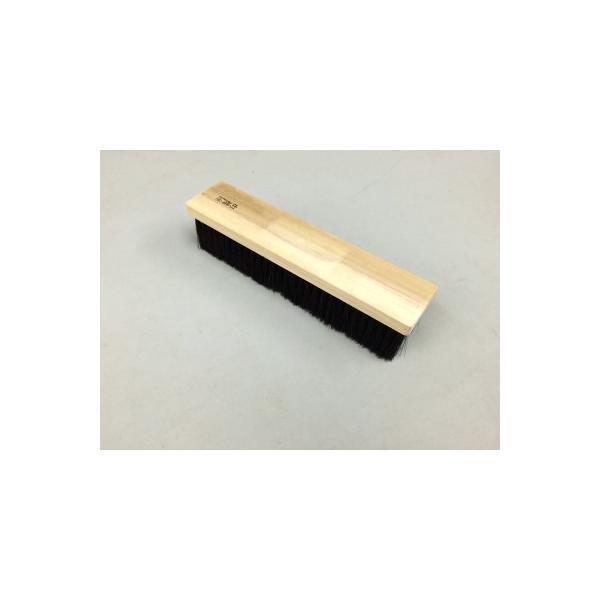 【材質】 馬毛・天然木【サイズ】 ・全長：約270mm・幅：約57mm・厚み：約60mm 【特徴】・従来品よりも幅が広く毛の量が多いので、素早く粉を集めることができます。・強力6列埋め込み型！[ 日本製 そば そば打ち 蕎麦打ち はけ ハケ ]