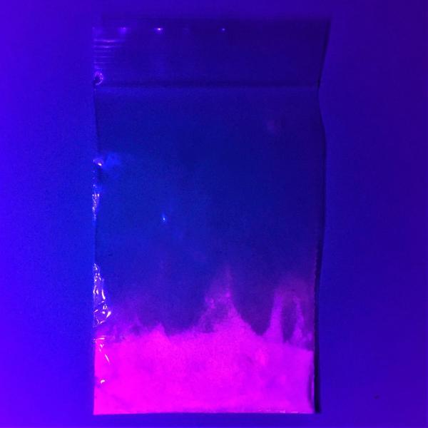 【蓄光粉末 耐水性セラミック 赤紫 長時間発光タイプ】アルミン酸ストロンチウム 30から50マイクロメートル1，耐水性ですので、絵の具や、水性塗料に混ぜても使用できます。2，太陽光や照明の光を吸収して、暗闇で発光します。3，蓄光素材原料です...