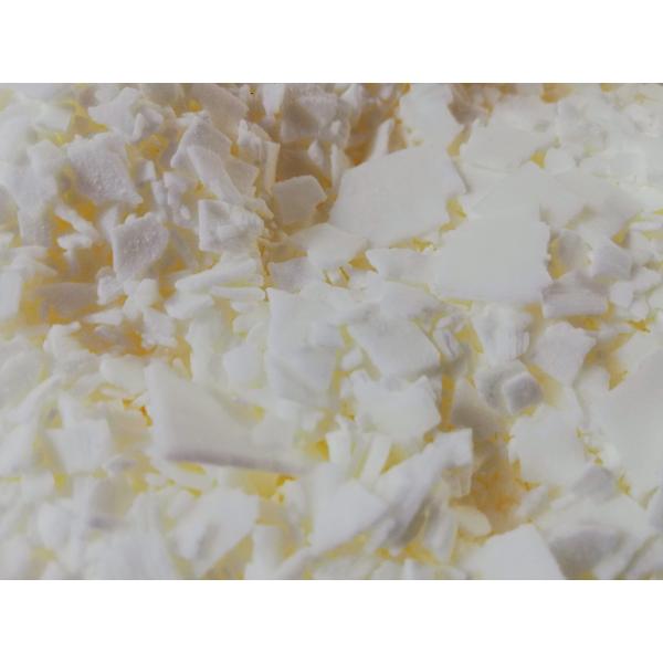 大豆油から作ったソイワックスソイワックスは、大豆を粉砕、圧搾、精製したもので植物性ワックスです。植物由来のソイワックスは、石油由来のパラフィンワックスに比べて、燃焼時間が長く、ススが出にくいです。精製済みの白無垢でできた家具やフローリング、...