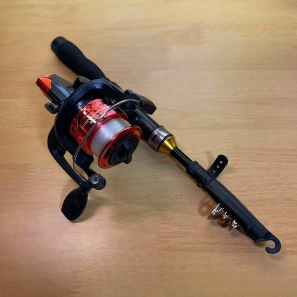 リールと糸がセットになった。伸縮式の穴釣りロッド1ｍです♪スピニングリール、ベイトリールどちらでもご使用いただけます(*^▽^*)竿は伸ばして１００ｃｍ（1ｍ）、縮めると約３０センチ人気のゴールド×ブラックのカッコいいデザインです♪アイナメ...