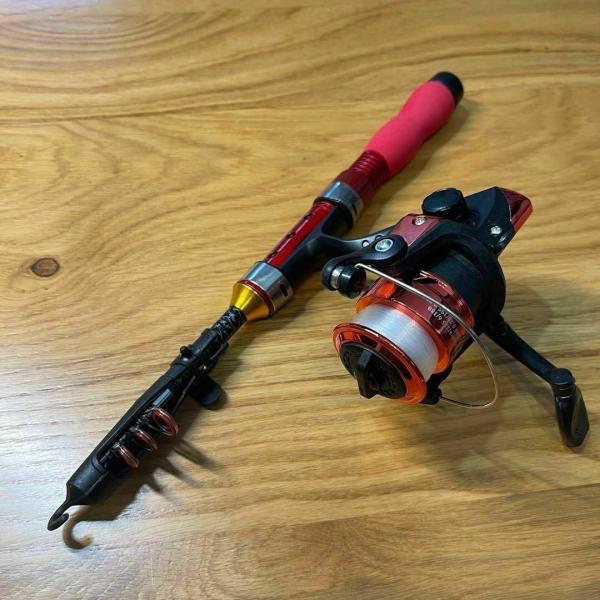 リールと糸がセットになった。伸縮式の穴釣りロッド1ｍです♪スピニングリール、ベイトリールどちらでもご使用いただけます(*^▽^*)竿は伸ばして１００ｃｍ（1ｍ）、縮めると約３０センチ人気のレッド×ブラック!カッコいいデザインです♪アイナメや...