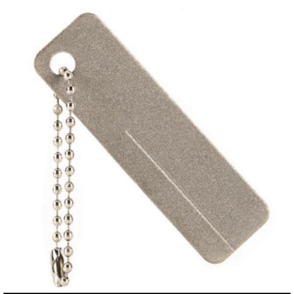 コンパクト設計！！！釣り針を『研磨するため』の釣り人必須のアイテムのご紹介です♪片面に『ダイヤモンド粉』が吹き付けてあり、溝にそって針を砥ぐだけで簡単に針先が復活します(*^▽^*)裏面は未処理のため他の釣り具などが触れても安心です。チェー...