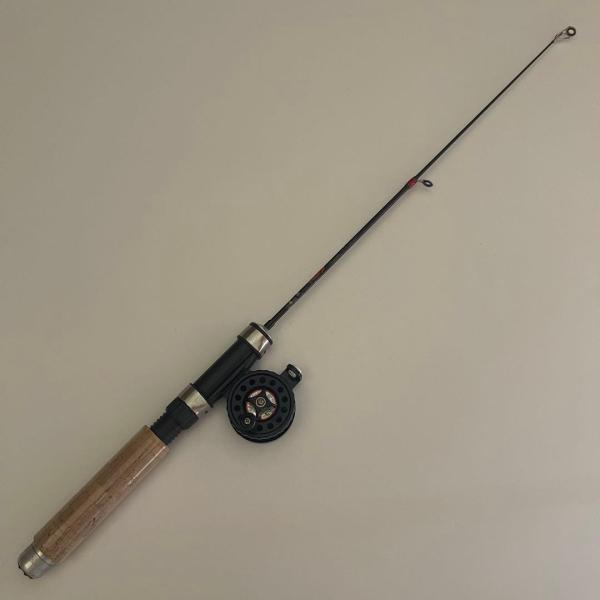 コンパクトフィッシングロッド＋ミニリールセット（全長約65cm）高級感あふれる木目調グリップを採用したショートロッドセット。氷上釣りや管理釣り場、堤防など、軽装タックルで手軽に楽しめるモデルです。【基本仕様】●全長：約65cm●仕舞寸法：約...