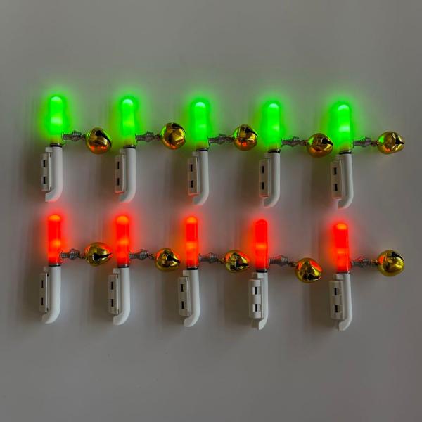 ※アタリ鈴のカラーはランダムになります。最後の写真をご覧下さいm(_ _)m期間限定。赤字セール今だけのトライヤルプライスです！！竿先ライトグリーン点灯5本レッド点灯5本合計10本セットです(*^▽^*)竿先に付けられる電池式のケミカルライ...