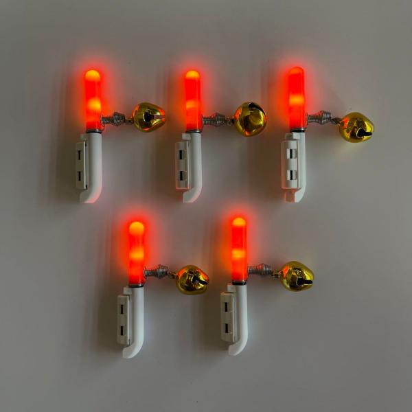 ※アタリ鈴のカラーはランダムになります。最後の写真をご覧下さいm(_ _)m期間限定。赤字セール今だけのトライヤルプライスです！！竿先ライトレッド点灯5本です(*^▽^*)竿先に付けられる電池式のケミカルライトです。〜ご購入特典〜(1)アタ...