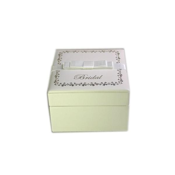 エンゲージリングケース。高級感のあるレザー調にリボンとレースをつけた婚約指輪ケース。プレセントにも最適な化粧箱付きです。プロポーズ、結納にお使いいただけます。【サイズ】76mm×76mm×50mm【素材】合皮・スエード調【備考1】佐川急便で...