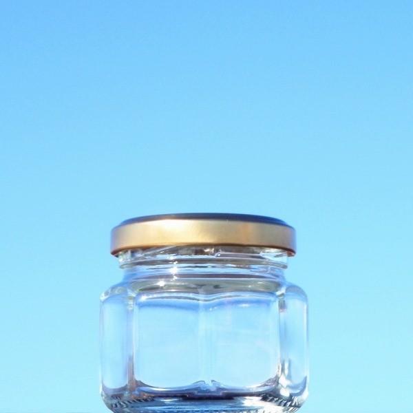 容量：６８ｍｌ（満量）直径：５２ｍｍ（対面）高さ：５０ｍｍ箱中仕切：有ミニサイズでも安定感のある角瓶デザイン。小さくても高級感の有るジャム瓶です。