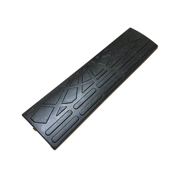 ※送料無料ただし沖縄および各県離島、北海道には別途送料が必要です。メール、電話などでお問い合わせください。 カインドスロープ 段差5cm用 本体 1枚（エコ段差解消ゴムスロープ）連結ボルト1本付き■製品サイズ　高さ 45mm × 奥行 15...