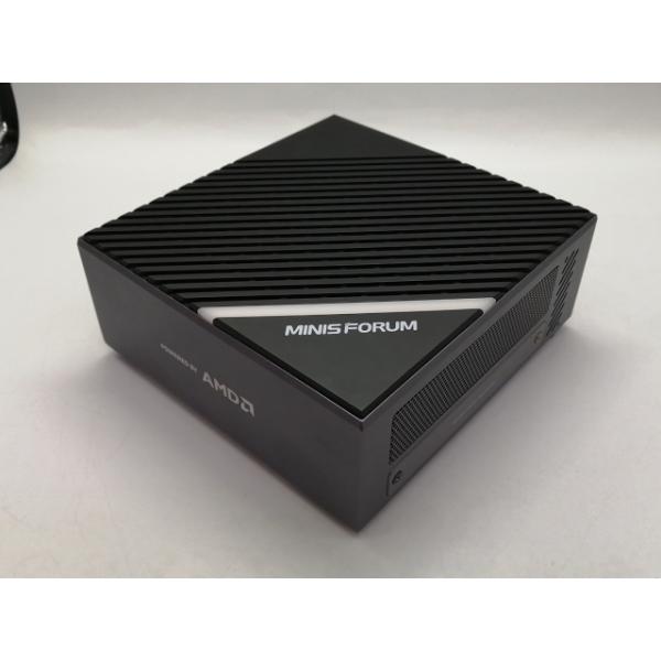 ■分類：ベアボーンPC■ランク：中古■メーカー：MINISFORUM■製造番号：H09CB555352AP0265■備考：※メモリ・ストレージなし 状態：外装スレ、生活臭 付属品：ACアダプタ、電源ケーブルのみ付属 ※外付けGPU用ケース（...
