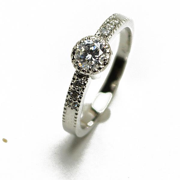 普段使いしたくなる 綺麗なキュービックリングセンターのキュービックジルコニアが大粒で可愛らしいミル打ちの覆輪留めデザインです。脇石も左右に３石づつセッティングしてあります。※ご注文後にお造り致しますので、10営業日ほどお時間がかかります。お...