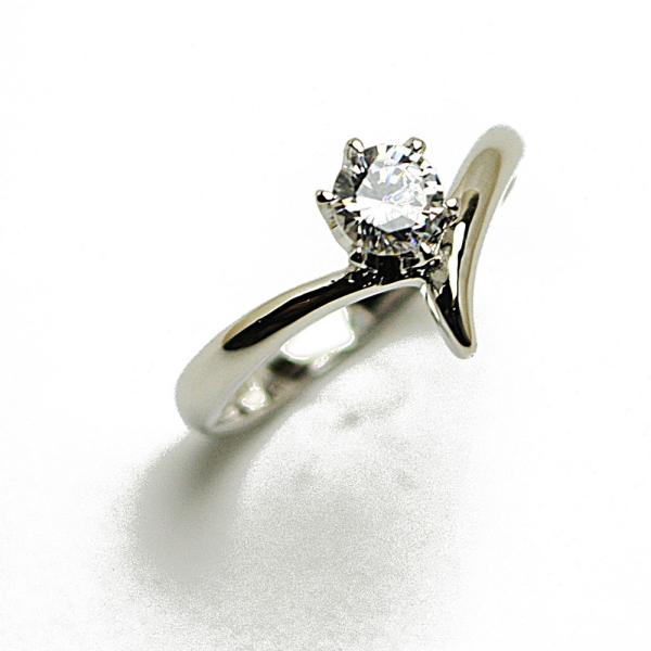 普段使いしたくなる 綺麗なキュービックリングシャープな印象のデザインリング。主石に4.5mmのキュービックジルコニアをセッティングしています。王道の６本爪セッティングです。※ご注文後にお造り致しますので、10営業日ほどお時間がかかります。お...