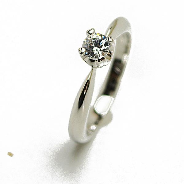 普段使いしたくなる 綺麗なキュービックリング４本の爪は小さなハート型で作られており、全体的に可愛らしいフォルムで仕上げました。※ご注文後にお造り致しますので、10営業日ほどお時間がかかります。お急ぎの場合はご相談くださいませ。サイズ約4.5...