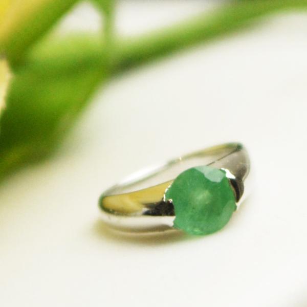 SV925製のベビーリングです。ジュエリーメーカーの熟練した職人が、１つ１つ丁寧にお作りしています。シンプルな２点留めデザインのリングに３mmの誕生石をセッティングしています。お子様の健康と、健やかな成長を願意が込められた、誕生石のついた小...