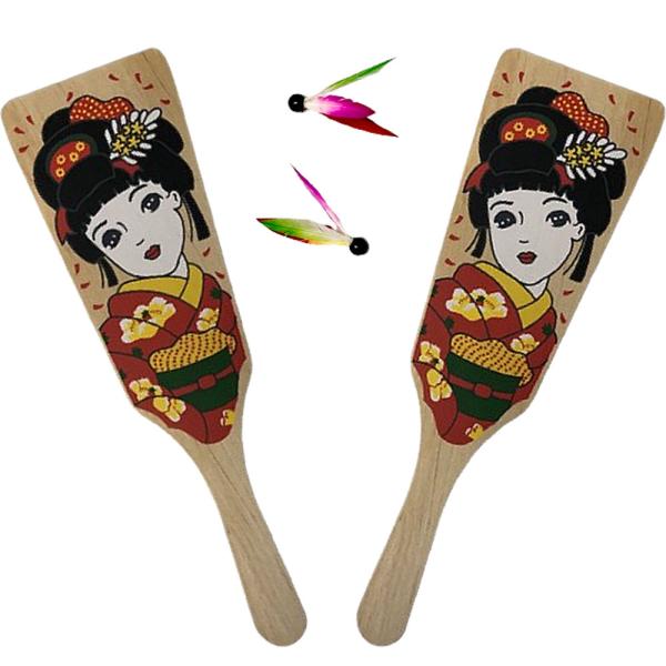 日本の伝統を楽しむ「はねつきセット」新年の遊びや季節の行事にぴったりのはねつきセットです羽子板2枚と、鮮やかな追羽根2個がセットになっています木製 羽子板 丈夫な木で作られ、初心者から熟練者まで楽しめる設計伝統的な追羽根　軽くて飛びやすく、...