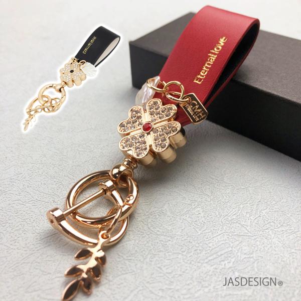 【幸せを運ぶ】幸せを運ぶ四つ葉のクローバーのキーホルダーです。家の鍵や車の鍵、自転車の鍵に付けたりバッグチャームとしてもお使いいただけます。【片手で簡単に】丸型ナスカン部分は片手でも簡単に開けられ、しっかり閉じて安心デザイン。キーホルダー部...