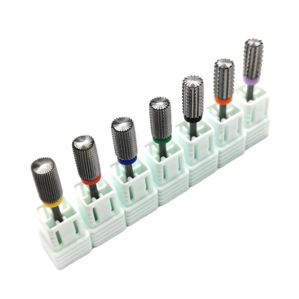 ジェルネイルやスカルプネイルのオフに。ほとんどのネイルマシンに使用できます。※プチトル不可■素　材：タングステンカーバイド■サイズ：3/32"■原産国：中国■ケース付き※パッケージ等は予告なく変更になることがございます。※グレー、ブルー、オ...