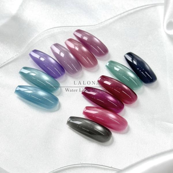 繊細な輝きのウォーターライトマグネットジェル。今までに無い美しい透明感ある色合いに。上品で、柔らかく、シンプルなネイルを追求する方へ。12色展開です。■内容量：3g■タイプ：ソークオフジェル■原産国：中国■区分：雑貨( ベースジェルを塗って...