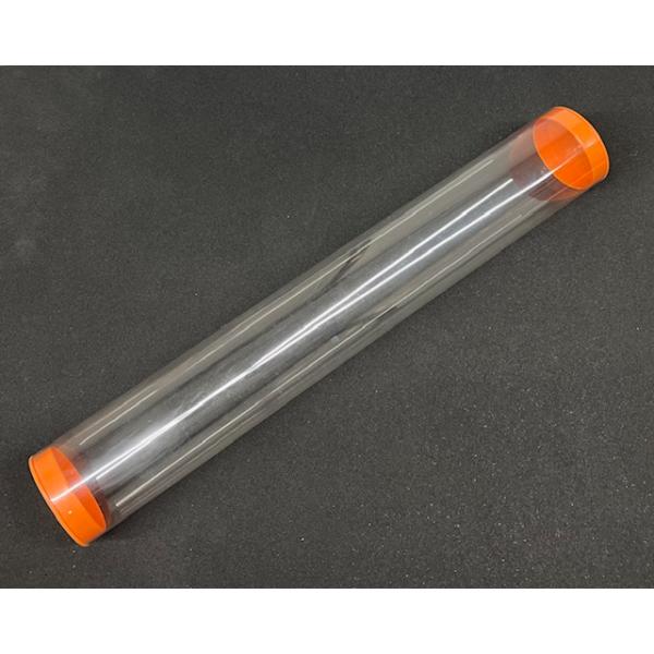 透明ブチレイト製のチューブ型ケースです。上下に蓋(オレンジ色)がつきます。チューブサイズ直径：約 75mm肉厚：約 0.5mm長さ：約 500mmアウトレット品の為、細かい傷がございます。ご了解の上ご購入ください。