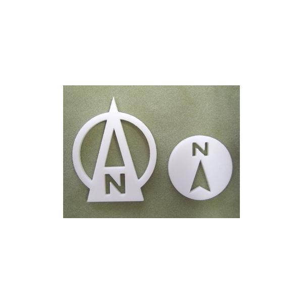 材質：２ミリ厚のアクリル樹脂]カラー：白【サイズと個数】大きさ：円の直径30mmが１個　と　円の直径23mmが１個　の計２個が入っています。【裏面】両面接着シール加工がされています。＊サイズの異なる北マークや　各種のアイコンマーク も製作い...