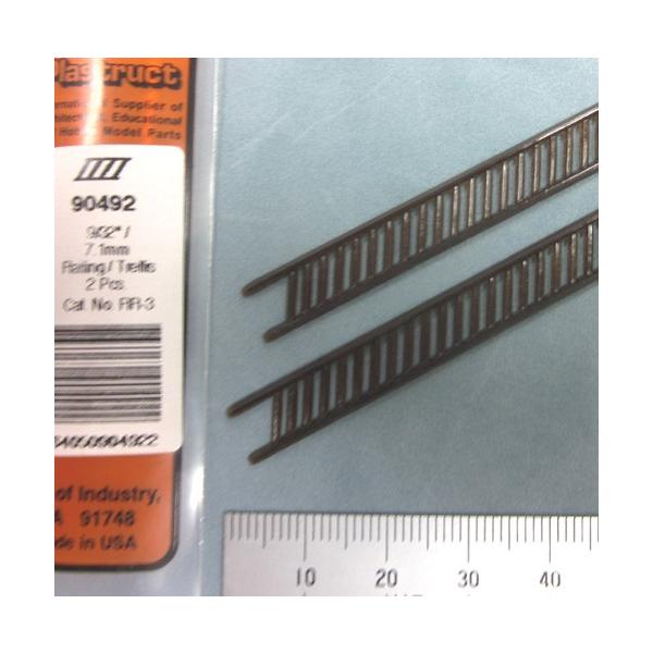 材質：スチレン樹脂カラー：various（入荷ロットで色が異なります・現在の在庫の色を確認されたい場合は、お問合せ下さい ）入り数：２本【サイズ】高さ：7.1mm（斜めで計測すると8.5mm） 長さ：165mmピッチ：2.4mm厚さ：0.8...