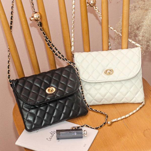 美品キルティングタッセルクロスショルダーバッグゴールドブラックポシェットポーチ黒 美品キルティングタッセルクロスショルダーバッグゴールド