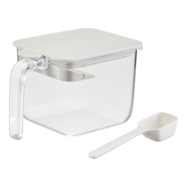 【商品説明】調味料がかたまりにくい、パッキンがついた調味料ポットです。　手元のボタンを押せばフタが奥に開き、ぎゅっと閉まっていてもワンタッチで開けられます。【仕様】●カラー：ホワイト　●材質：ケース／ＡＳ樹脂　フタ・すり切り板・スプーン・ボ...