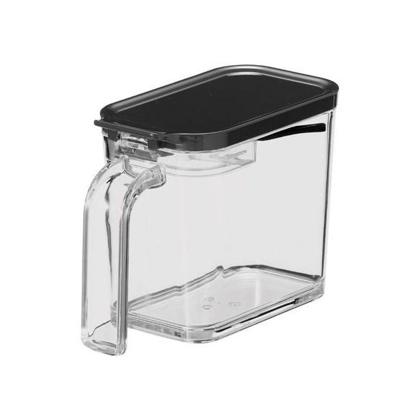 【商品説明】どんなキッチンにも馴染むモノトーンカラー。蓋の色で調味料を使い分けられます。　すり切り版にスプーンがセットできるので、調味料に埋もれません。　パッキンで湿気やダニから調味料を守り、美味しさキープ。　容器は片手で簡単に開閉できて快...