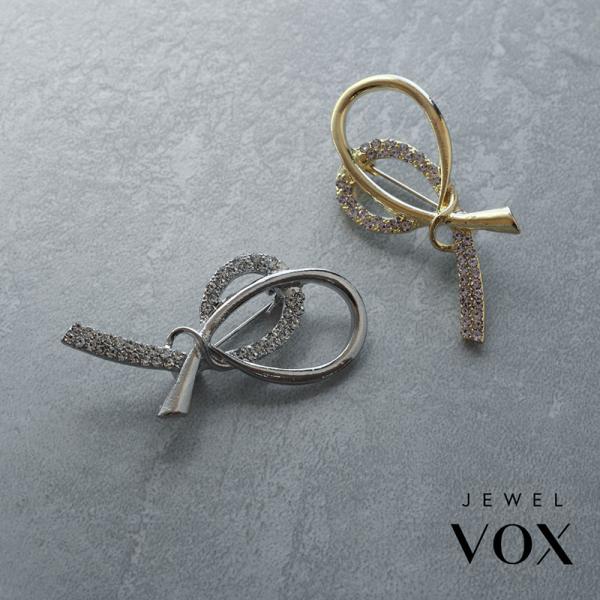 くるんとしたリボンシルエットが印象的なブローチです。艶やかなメタルの質感とストーンが煌めく曲線が洗練された大人の印象を与えてくれるデザイン。ジャケットやストール・ニットなど、デイリーからフォーマルシーンまで幅広く活躍するアイテムです。■商品...