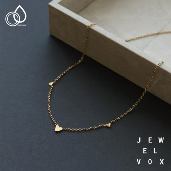 水にも強く、金属アレルギーの方でも比較的安心して使えるお肌に優しいサージカルステンレス製のネックレスです。デコルテに沿うように並ぶ小さなハートプレートがとっても可愛いデザイン。華奢なチェーンに合わせた控えめサイズのハートなので甘くなりすぎず...