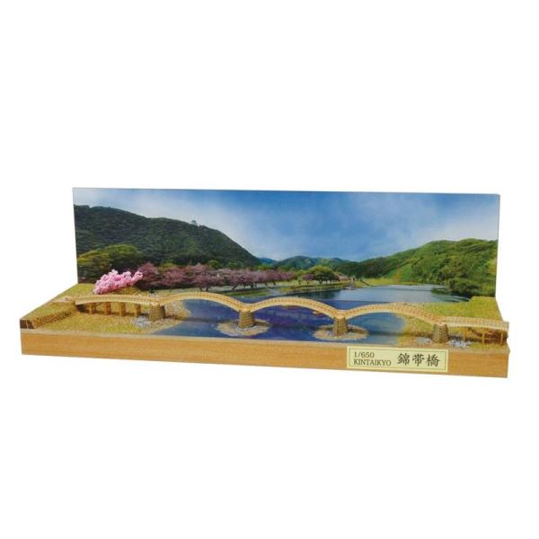 【商品名】　ウッディジョー 1/650 錦帯橋 木製模型 組み立てキット 【商品説明】　・キットは5連木造アーチ橋を1/650スケールで再現・ジオラマ材料付き:情景用パウダー2種、砂利、水面シート・完成サイズ:全幅300mm 奥行100mm...