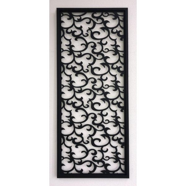 素材：アイアン焼付塗装サイズ：500×1200×20mm（格子部厚み2mm）塗装色：ブラック色焼付け送料無料アイアンアラベスク透かし建具　鉄製　インテリアとして木製レリーフ柄のものがありますが、この商品は金属製で庭や外構のエクステリアとして...