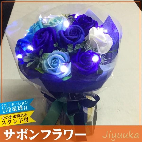 [Release date: November 22, 2018]爽やかなブルーのバラでまとめたLEDライト付きブーケです。乾電池式なので、コンセントのない部屋でも光らせることができます。スタンド付きの商品なので、購入後すぐに置くことができ...